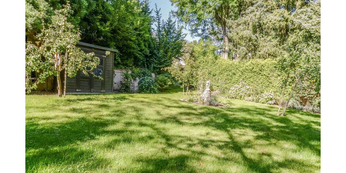 Exklusives Einfamilienhaus mit 2 Einliegerwohnungen* hochwertige Ausstattung * großzügige Raumaufteilung * Wellnessbe... 8 zimmer