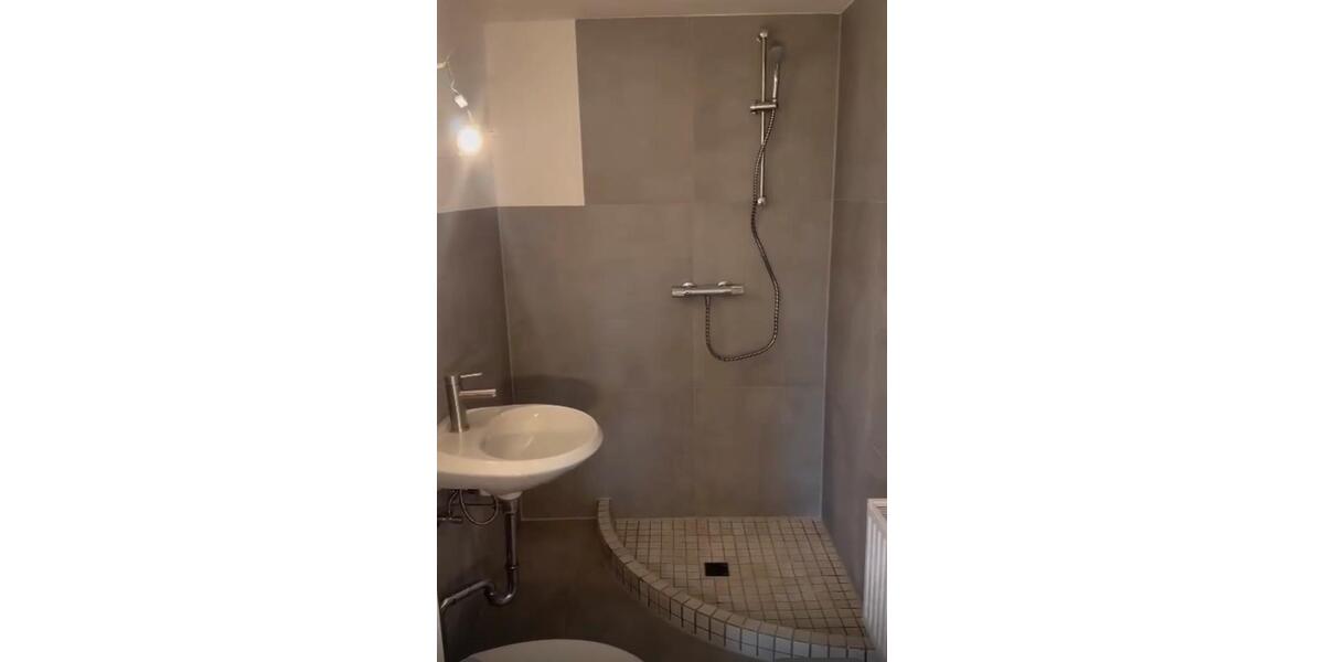 Wohnung zu vermieten kernsaniert und ca.35qm 2.5 zimmer