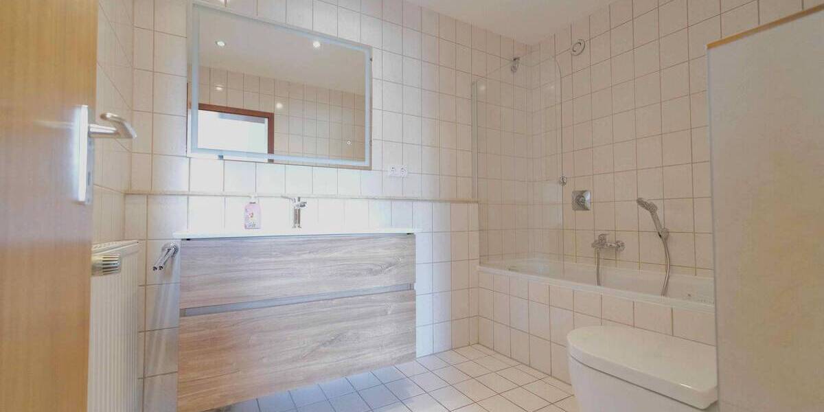 Etagenwohnung Düsseldorf Lierenfeld - 3 Zimmer, 88 m&sup2;, 1.000&euro; | Angebot:26247302