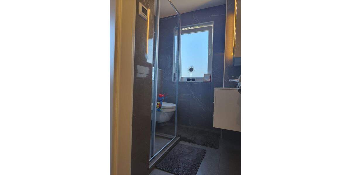 Lichtdurchflutete Wohnung mit Garage, Kamin und eigenem Garten im freistehendem Haus 3 zimmer