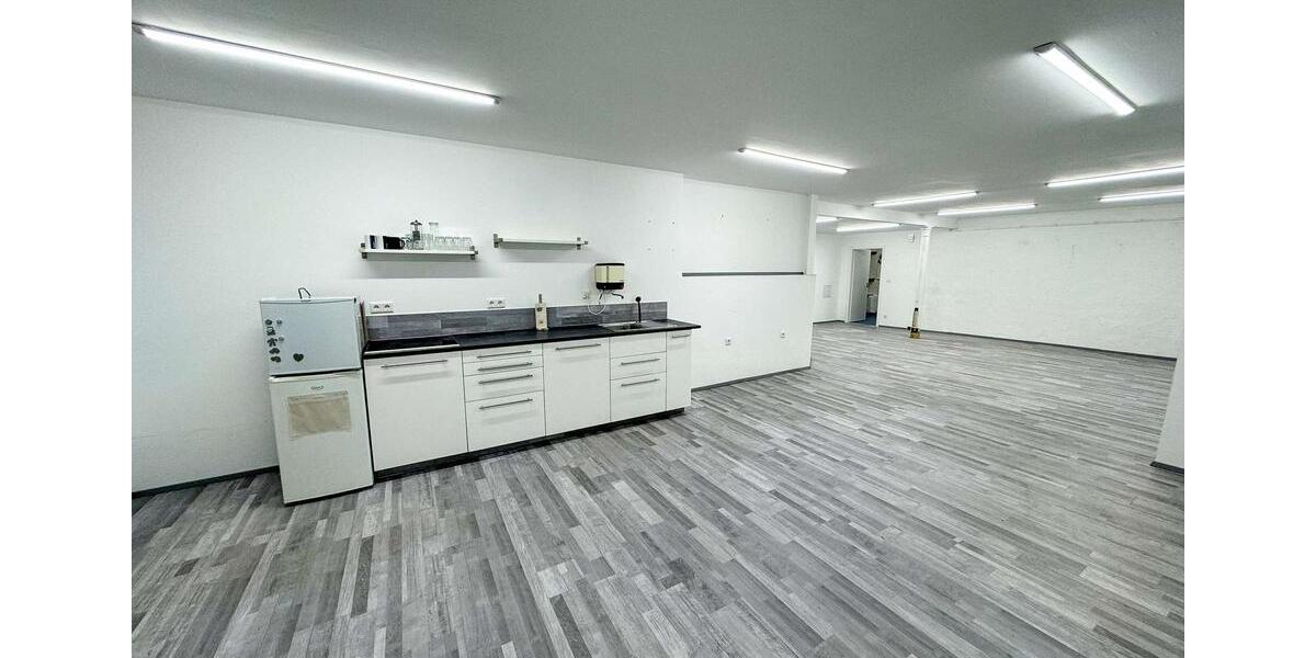 Helle, vielseitig nutzbare Gewerbefläche mit Bürocharakter und Parkmöglichkeiten zimmer