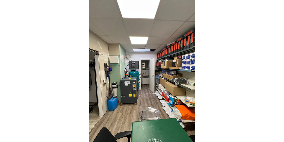 Investorenobjekt mit 3 Wohnungen, 2 Ladenlokalen und Erweiterungsmöglichkeiten zimmer