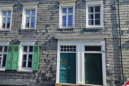 Haus zum Kaufen in Wuppertal 240.000 € 197.9 m² 9 zimmer