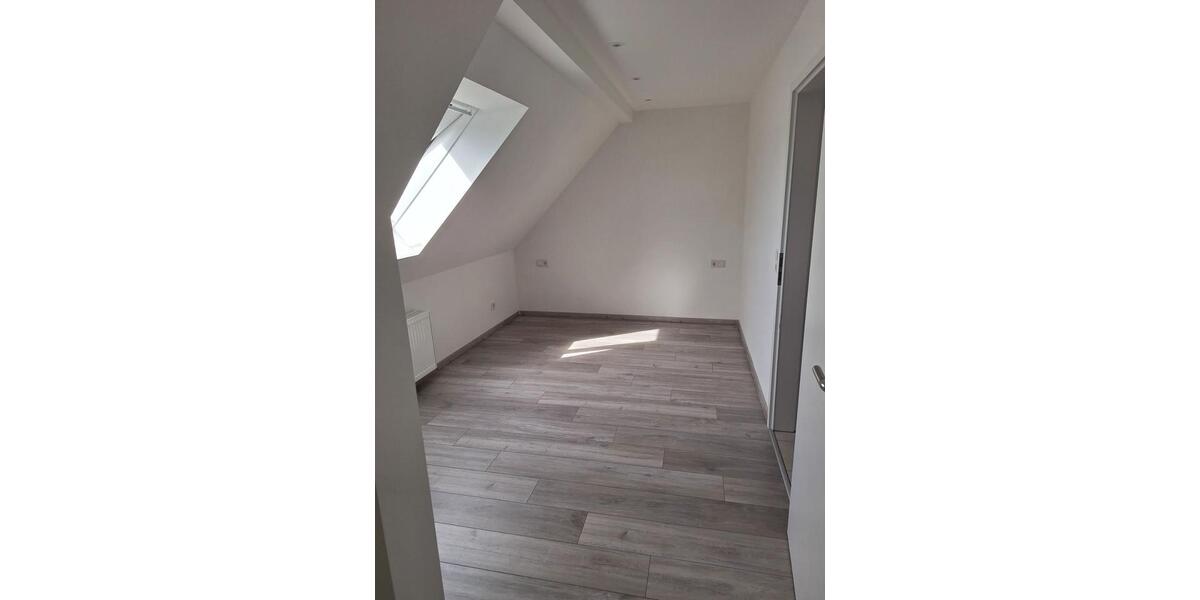 Dachgeschoßwohnung Langenfeld (Rheinland) - 2 Zimmer, 70 m&sup2;, 1.200&euro; | Angebot:26214129